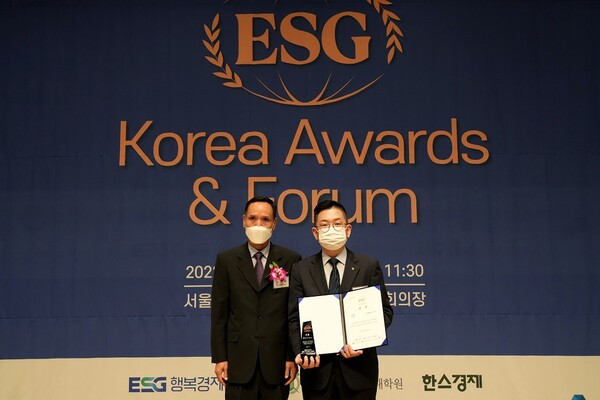 NH투자증권이 27일 서울 중구 한국프레스센터에서 열린 ‘제3회 ESG Korea Awards & Forum(ESG 코리아 어워즈 & 포럼)’에서 업종별(증권) 최우수상을 수상했다. 수상자로 참석한 최홍석 ESG추진부장(오른쪽)이 송진현 한스경제 발행인과 기념촬영을 하고 있다.