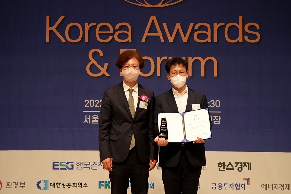 조경진(왼쪽) 서울대학교 환경대학원장이 27일 오전 서울 중구 한국프레스센터에서 열린 '제3회 2022 ESG Korea Awards Forum'에서 NH농협은행에 특별상(서울대학교 환경대학원장상)을 수여하고 있다. '제3회 2022 ESG Korea Awards Forum'은 한스경제와 ESG행복경제연구소가 공동으로 주최했다. /김근현 기자