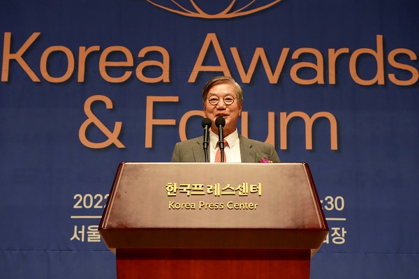 황영기 법무법인 세종 고문이 27일 오전 서울 중구 한국프레스센터에서 열린 제3회 2022 ESG Korea Awards & Forum에서 축사를 하고 있다.