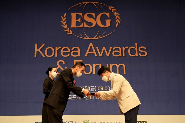 송진현 한스경제 발행인이 27일 오전 서울 중구 한국프레스센터에서 열린 제3회 2022 ESG Korea Awards & Forum에서 현대건설에게 건설부문 대한민국 시총 100대 기업 ESG BEST 대상을 수여하고 있다. 제3회 2022 ESG Korea Awards & Forum는 한스경제와 ESG행복경제연구소가 공동 주최했다./김근현 기자