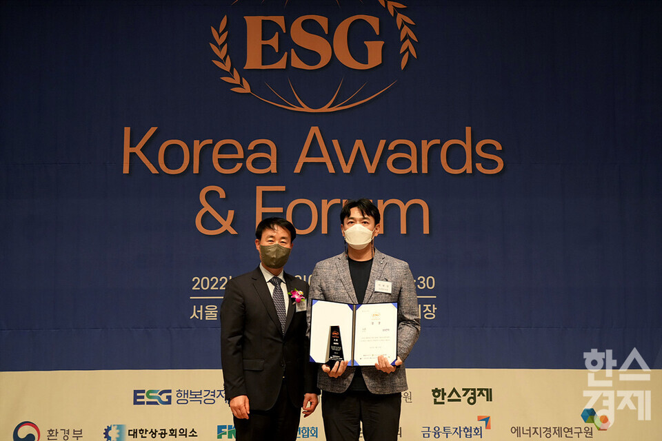 정순표 한스경제 대표이사가 27일 오전 서울 중구 한국프레스센터에서 열린 제3회 2022 ESG Korea Awards & Forum에서 삼성전자에게 S분야 대한민국 시총 100대 기업 ESG BEST 대상을 수여하고 있다. 제3회 2022 ESG Korea Awards & Forum는 한스경제와 ESG행복경제연구소가 공동 주최했다./김근현 기자