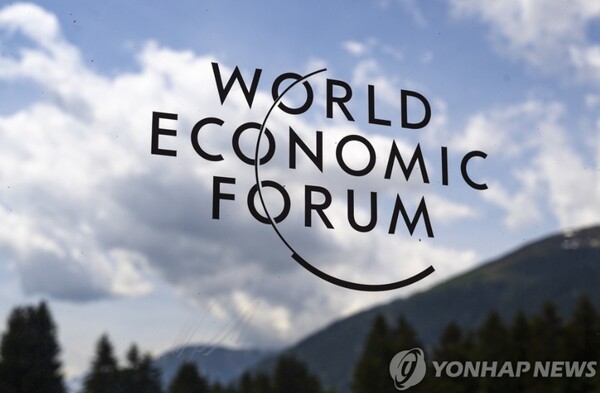 스위스 다보스에서 세계경제포럼(WEF) 연차 총회에 앞서 유리에 WEF 로고가 보인다./연합뉴스