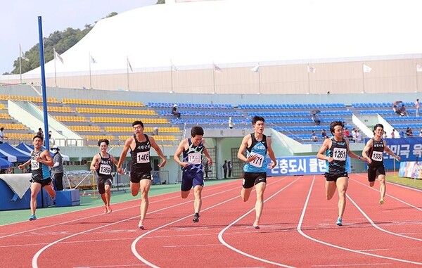 100m 9초대 진입은 한국 육상의 숙원이다. 한국 육상 남자 대학부 100m 기록을 세운 이준혁(오른쪽 세 번째)이 결승선을 통과하고 있다. /대한육상여맹 제공
