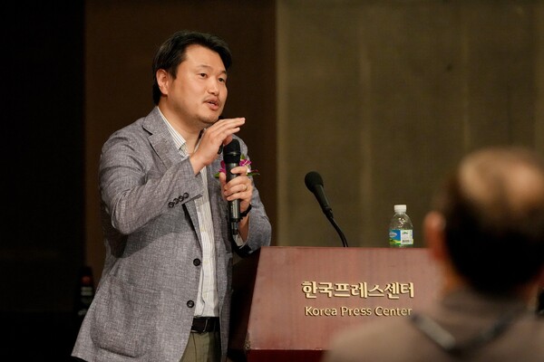 박성훈 사회적가치연구원 실장 27일 오전 서울 중구 한국프레스센터에서 열린 제3회 2022 ESG Korea Awards & Forum에서 ‘ESG 경영의 함정과 지속가능성’을 주제로 강연하고 있다.