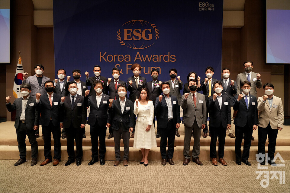 27일 오전 서울 중구 한국프레스센터에서 열린 제3회 2022 ESG Korea Awards & Forum에서 이진복 정무수석과 정순표 한스경제 대표이사, 오상태 ESG행복경제연구소 이사장을 비롯한 참석자들이 기념촬영을 하고 있다. 제3회 2022 ESG Korea Awards & Forum는 한스경제와 ESG행복경제연구소가 공동 주최했다. /김근현 기자