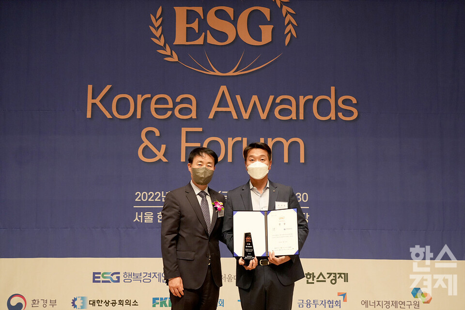 정순표 한스경제 대표이사가 27일 오전 서울 중구 한국프레스센터에서 열린 제3회 2022 ESG Korea Awards & Forum에서 신한금융지주에게 G분야 대한민국 시총 100대 기업 ESG BEST 대상을 수여하고 있다. 제3회 2022 ESG Korea Awards & Forum는 한스경제와 ESG행복경제연구소가 공동 주최했다./김근현 기자