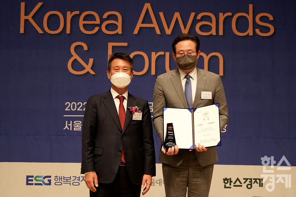 오상태 ESG행복경제연구소 이사장이 27일 오전 서울 중구 한국프레스센터에서 열린 제3회 2022 ESG Korea Awards & Forum에서 하나금융투자에게 대한민국 ESG Frontier 최우수상을 수여하고 있다. 제3회 2022 ESG Korea Awards & Forum는 한스경제와 ESG행복경제연구소가 공동 주최했다./김근현 기자
