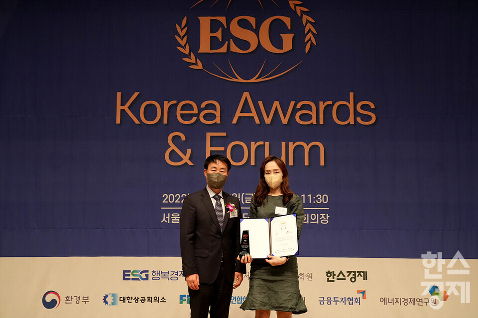 정순표 한스경제 대표이사가 27일 오전 서울 중구 한국프레스센터에서 열린 제3회 2022 ESG Korea Awards & Forum에서 SK이노베이션에게 E분야 대한민국 시총 100대 기업 ESG BEST 대상을 수여하고 있다. 제3회 2022 ESG Korea Awards & Forum는 한스경제와 ESG행복경제연구소가 공동 주최했다./김근현 기자