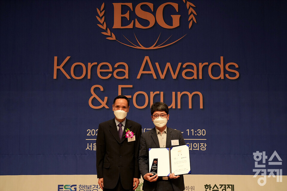 송진현 한스경제 발행인이 27일 오전 서울 중구 한국프레스센터에서 열린 제3회 2022 ESG Korea Awards & Forum에서 현대중공업에게 비금융지주부문 대한민국 시총 100대 기업 ESG BEST 대상을 수여하고 있다. 제3회 2022 ESG Korea Awards & Forum는 한스경제와 ESG행복경제연구소가 공동 주최했다./김근현 기자