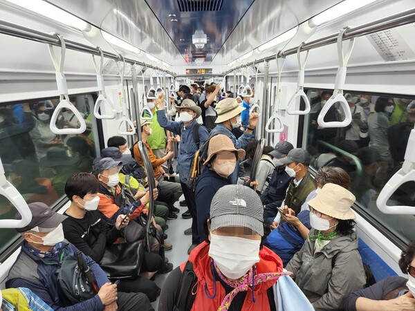 28일 서울 신림선 열차가 탑승한 승객들. /연합뉴스