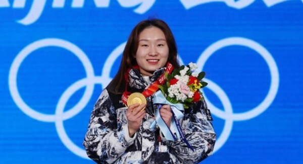 최민정은 2021-2022시즌 최악의 상황에서도 악재를 극복하고 최고의 성적을 냈다. 2월 17일 2022 베이징 동계올림픽 쇼트트랙 여자 1500m에서 금메달을 획득한 최민정이 환하게 웃고 있다. /연합뉴스