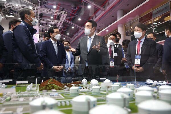 윤석열 대통령이 24일 대구 엑스코(EXCO)에서 열린 2022 세계가스총회 개회식에 참석해 한국가스공사 부스에서 LNG-LH2 하이브리드 인수기지 모형을 살펴보고 있다. / 제20대 대통령실 제공