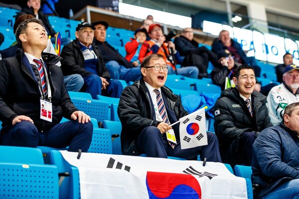 정몽원(가운데) 한라그룹 회장이 국제아이스하키연맹 명예의 전당에 입성했다. 2018 평창 동계올림픽에서 정몽원 회장이 기뻐하고 있다. /대한아이스하키협회 제공