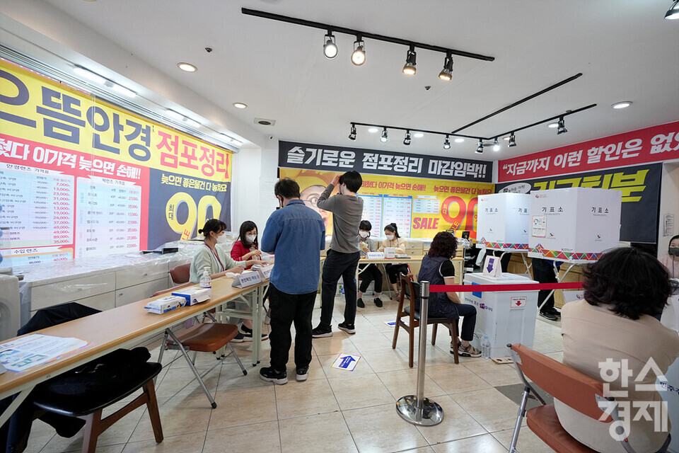 제8회 전국동시지방선거 투표일인 1일 오후 서울 광진구 한 안경판매점에서 시민들이 투표하고 있다. /김근현 기자 khkim@sporbiz.co.kr