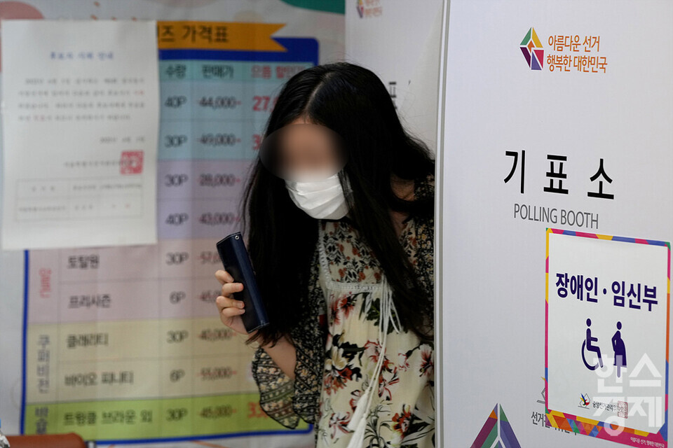 제8회 전국동시지방선거 투표일인 1일 오후 서울 광진구 한 안경판매점에서 한 시민이 투표하고 있다. /김근현 기자 khkim@sporbiz.co.kr