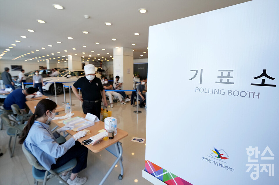 제8회 전국동시지방선거 투표일인 1일 오후 서울 광진구 한 자동차 전시장에서 시민들이 투표하고 있다. /김근현 기자 khkim@sporbiz.co.kr