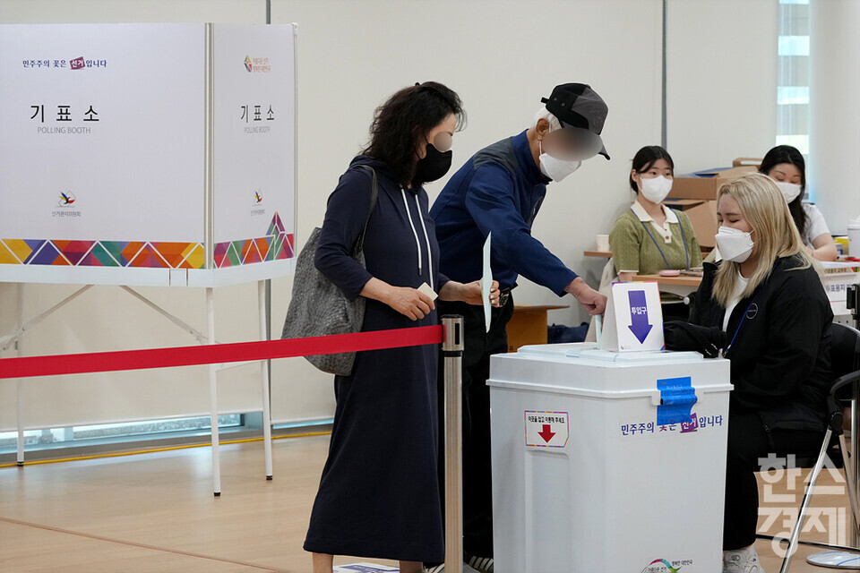 제8회 전국동시지방선거 투표일인 1일 오후 서울 성동구 옥수동주민센터에서 시민들이 투표하고 있다. /김근현 기자 khkim@sporbiz.co.kr