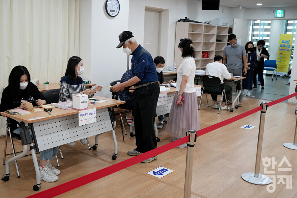 제8회 전국동시지방선거 투표일인 1일 오후 서울 성동구 옥수동주민센터에서 시민들이 투표용지를 받고 있다. /김근현 기자 khkim@sporbiz.co.kr