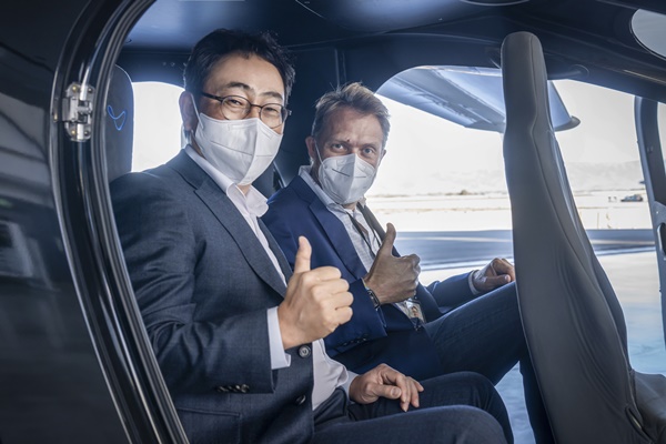 유영상 SKT CEO(왼쪽)와 조벤 비버트 조비에비에이션CEO가 지난 2월 미국 캘리포니아주 마리나에 위치한 조비에비에이션 생산시설에서 UAM 기체에 함께 탑승한 모습. / 사진=SKT