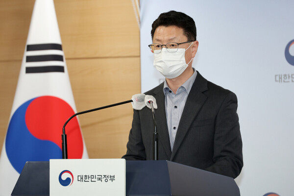 홍진배 과학기술정보통신부 네트워크정책실장이 2일 정부서울청사 브리핑실에서 3.4㎓~3.42㎓ 대역 5G 주파수에 대한 할당계획을 확정하고 할당계획을 발표하고 있다. / 사진=연합뉴스