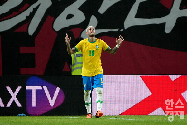 2일 오후 서울월드컵경기장에서 열린 한국과 브라질의 경기. 브라질의 네이마르가 패널티킥골을 성공하고 세리머니를 하고 있다. /김근현 기자