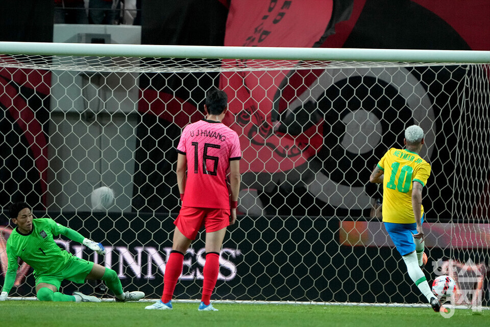 브라질의 네이마르(오른쪽)가 2일 서울월드컵경기장에서 열린 한국과 A매치에서 페널티킥골을 넣고 있다. /김근현 기자