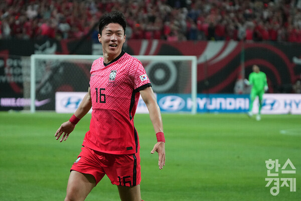 한국 축구 대표팀의 황의조가 골을 넣고 기뻐하고 있다. /김근현 기자