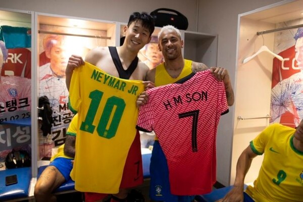 손흥민(왼쪽)과 네이마르가 서로의 유니폼을 들고 미소를 짓고 있다. /브라질축구협회 트위터