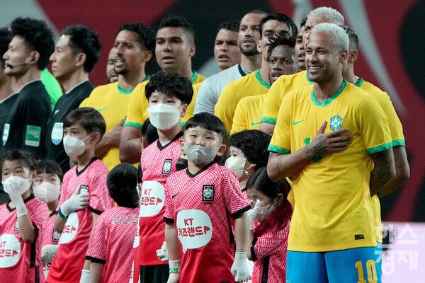 2일 서울월드컵경기장에서 열린 한국과 브라질의 경기. 네이마르가 에스코트 키즈와 함께 미소를 짓고 있다. /김근현 기자