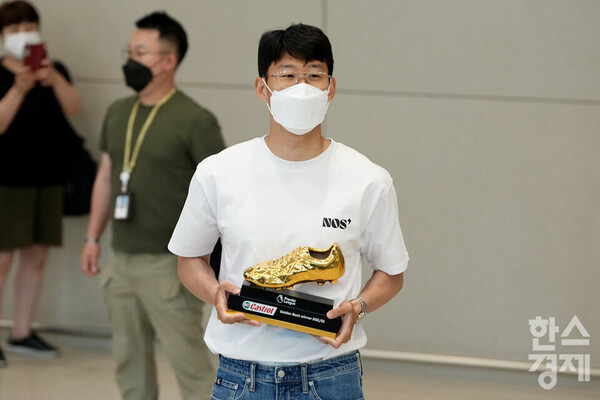 인천국제공항을 통해 귀국한 손흥민이 골든 부츠를 들어 보이고 있다. /김근현 기자