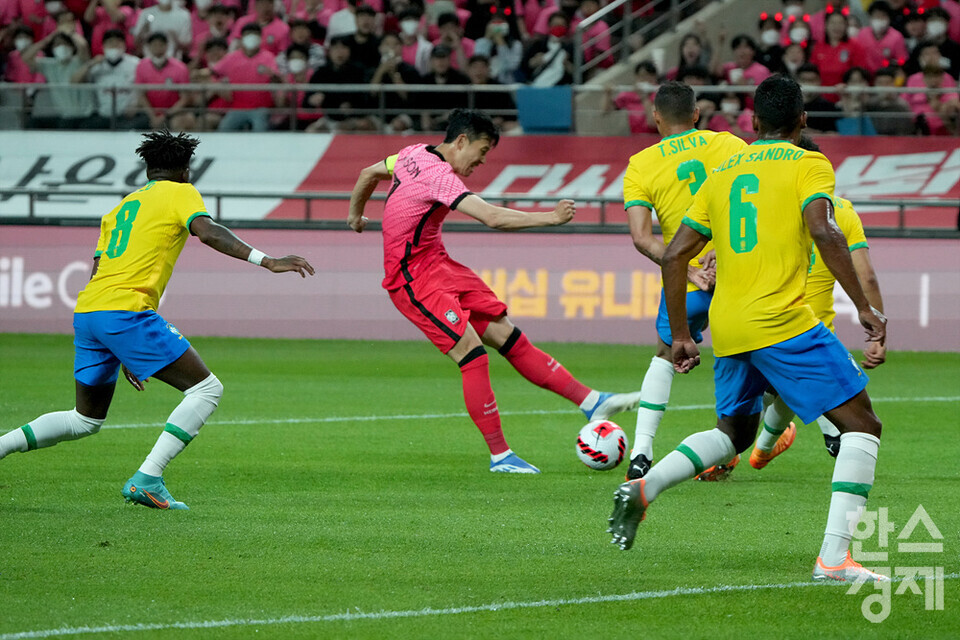 2일 오후 서울 마포구 서울월드컵경기장에서 열린 하나은행 초청 친선경기 대한민국과 브라질의 경기. 손흥민(가운데)이 슈팅을 하고 있다. /김근현 기자 khkim@sporbiz.co.kr