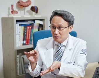 박재우 교수가 한방 보양식에 대해 설명하고 있다./제공=강동경희대병원