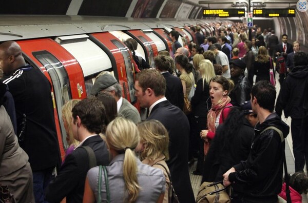 런던 교통수단인 튜브를 타는 직장인들/사진=my london 사이트 캡처