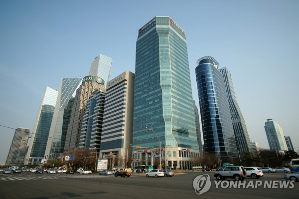 금융권이 소비 주축으로 자리매김하고 있는 MZ세대 유치를 위해 이른바 조각투자, 자이낸스(Zinance) 마케팅에 적극적으로 움직이고 있다. /연합뉴스