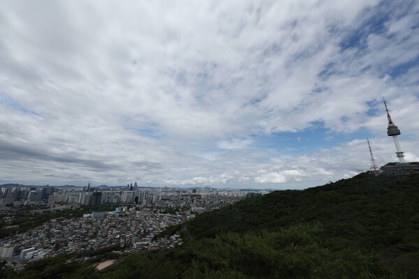 6일 오전 남산에서 바라본 서울 하늘이 비온 뒤 맑아지고 있다. / 연합뉴스