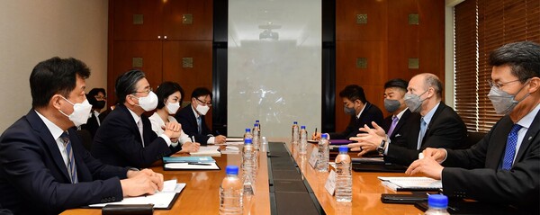 정승일 한국전력 사장(왼쪽 앞에서 두번째)이 패트릭 프래그먼 WEC 사장(오른쪽에서 두번째)과 해외원전시장 공동 진출을 위한 협력강화 방안을 논의했다./한국전력