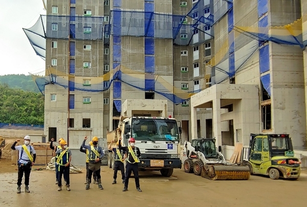 부영그룹 현장 관계자들이 지난해 7월 전남 여수 신축아파트 공사현장에서안전점검을 실시하고 있다. / 부영그룹 제공