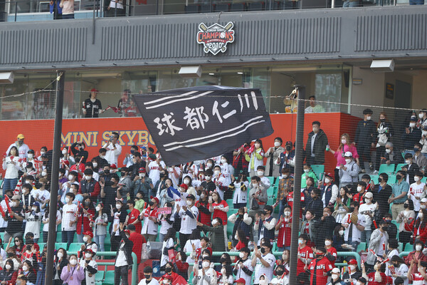 인천 SSG랜더스필드 1루 관중석에서 응원을 펼치는 팬들 모습. /SSG 랜더스 제공