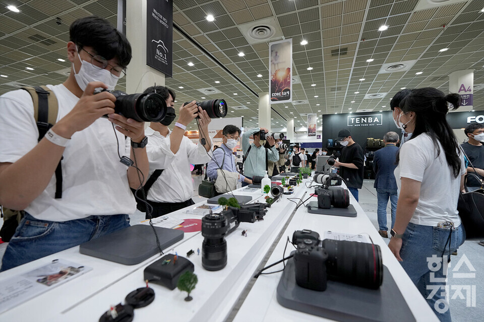 시민들이 15일 오후 서울 강남구 코엑스에서 열린 제 31회 서울국제사진영상전에서 캐논 제품을 살펴보고 있다. /김근현 기자