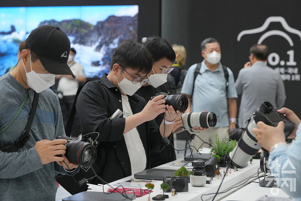 시민들이 15일 오후 서울 강남구 코엑스에서 열린 제 31회 서울국제사진영상전에서 캐논 제품을 살펴보고 있다. /김근현 기자