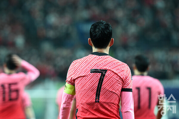 손흥민은 헌신과 책임감으로 주장 완장의 무게를 견뎌냈다. /김근현 기자