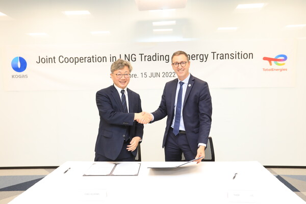 가스공사는 15일 글로벌 종합 에너지 기업인 TotalEnergies社와 전략적 장기 협력의 초석 마련을 위한 LNG 트레이딩 업무 협약을 체결했다(왼쪽 채희봉 가스공사 사장)./한국가스공사