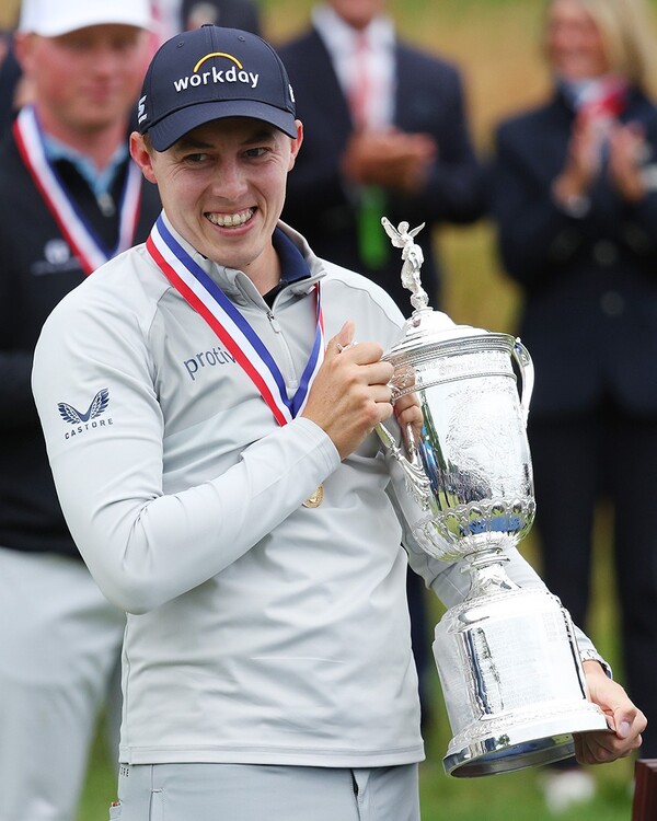 매슈 피츠패트릭이 우승 트로피를 든 채 기뻐하고 있다. /PGA 투어 페이스북