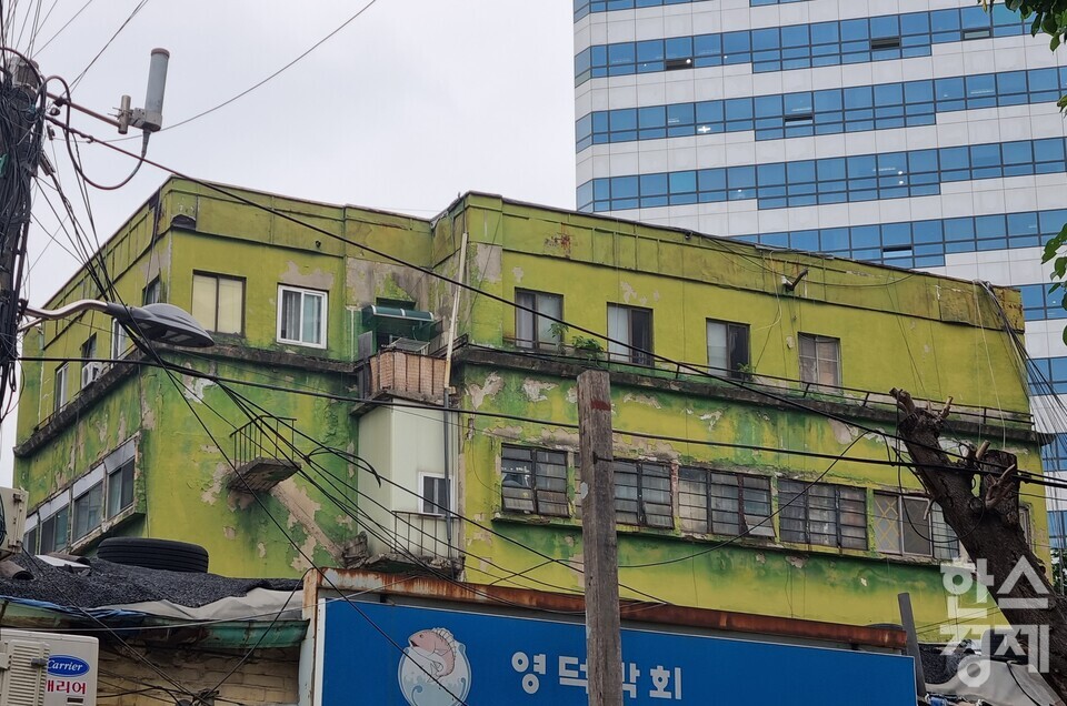 페인트가 벗겨진 충정아파트 외관. / 서동영 기자