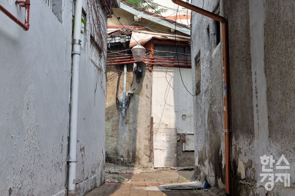 충정아파트 뒷편 주택가 골목. / 서동영 기자