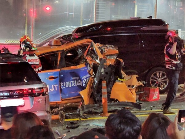 20일 서울 강남구 차병원사거리에서 8중 추돌사고가 생겨 교통 혼잡을 빚었다. /독자 제공