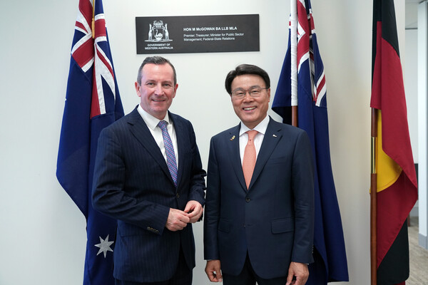 최정우 포스코그룹 회장(오른쪽)과 마크 맥고완 서호주 주총리. / 포스코그룹 제공