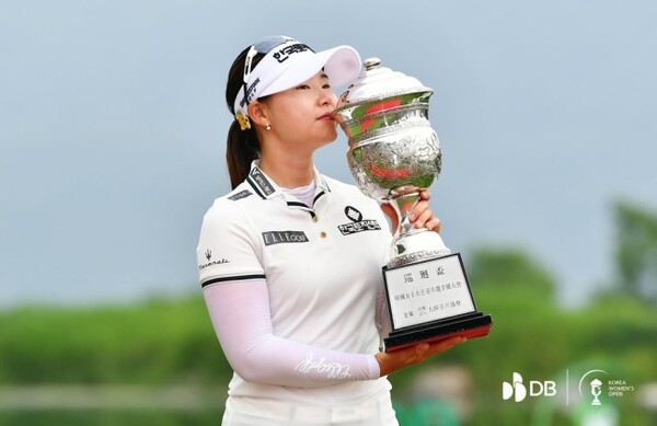 우승 트로피에 입을 맞추고 있는 임희정의 모습. /DB그룹 한국여자오픈 조직위 제공