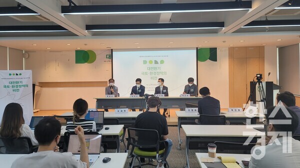 서울대 환경계획연구소가 22일 개최한 4개 센터 출범 기념 심포지엄에서 홍종호·박선현·김부열·김경민 교수가 토론을 하고 있는 모습.