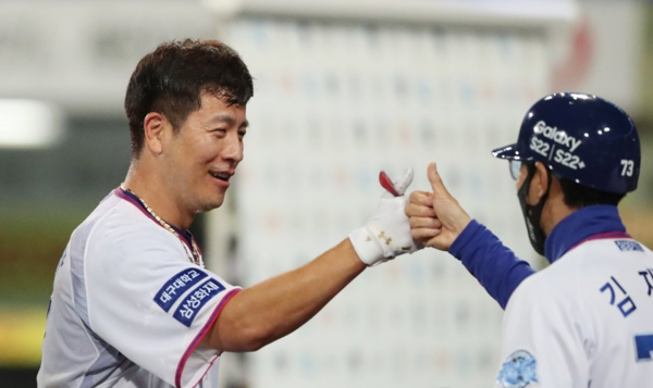 삼성 강민호가 SSG 랜더스와 홈 경기에서 역전승한 뒤 기뻐하고 있다. /연합뉴스